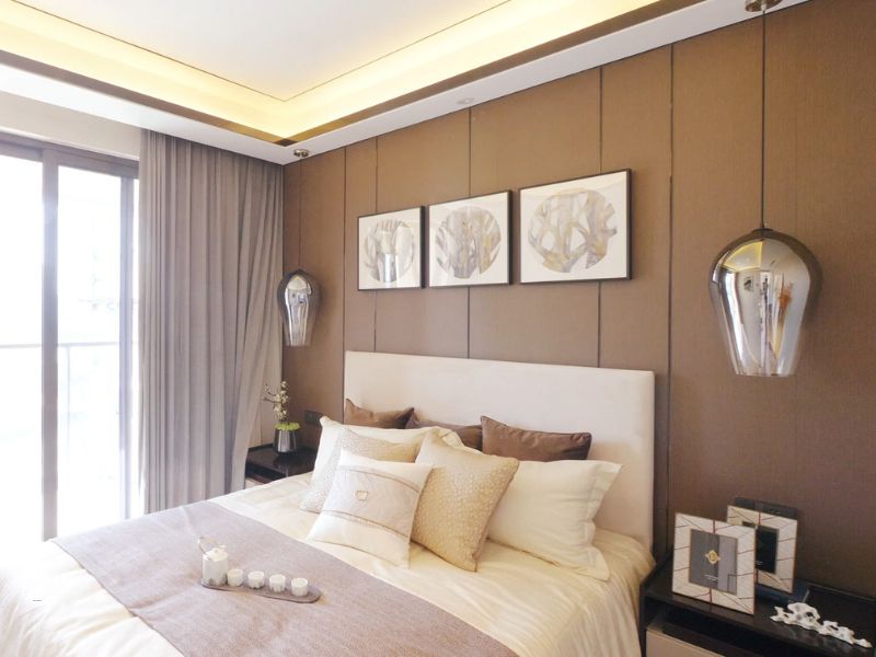 prikaz predivno sređene spavaće sobe u smeđoj boji