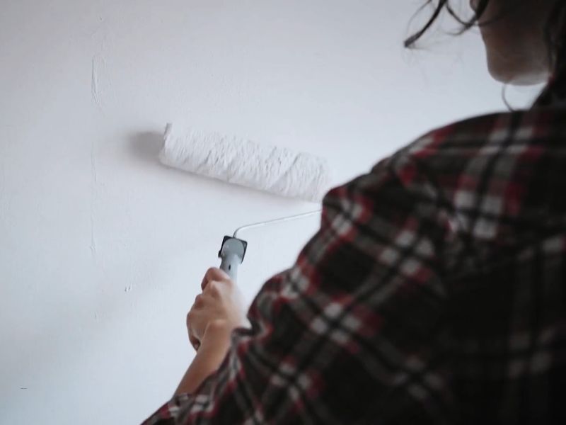 devojka kreči zid u belo