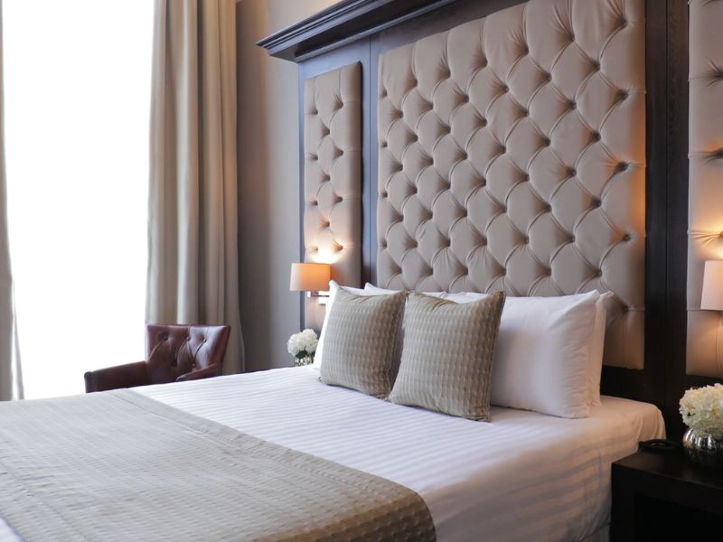 prikaz velikog bračnog kreveta u sapvaćoj sobi