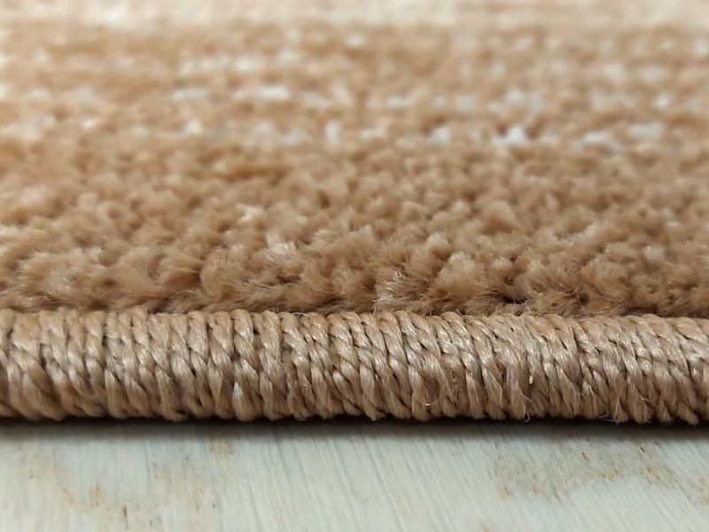 Detalj ivice i vlakana tepiha koji pokazuje strukturu i završnu obradu