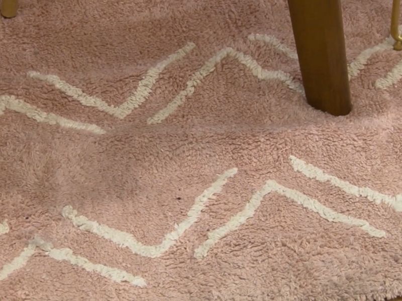 Tepih ispod noge stola koji se nepravilno savija i ne obuhvata nameštaj