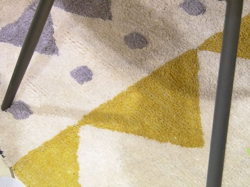 Tepih sa vidljivim tragovima habanja ispod nogu nameštaja